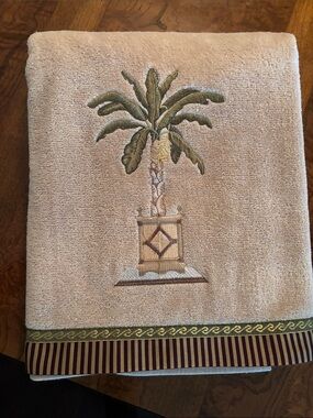 Avanti Beige/Tan Palm Embroidered Bath Towel with Decorative Border